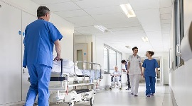 Krankenpfleger schiebt ein Krankenhausbett