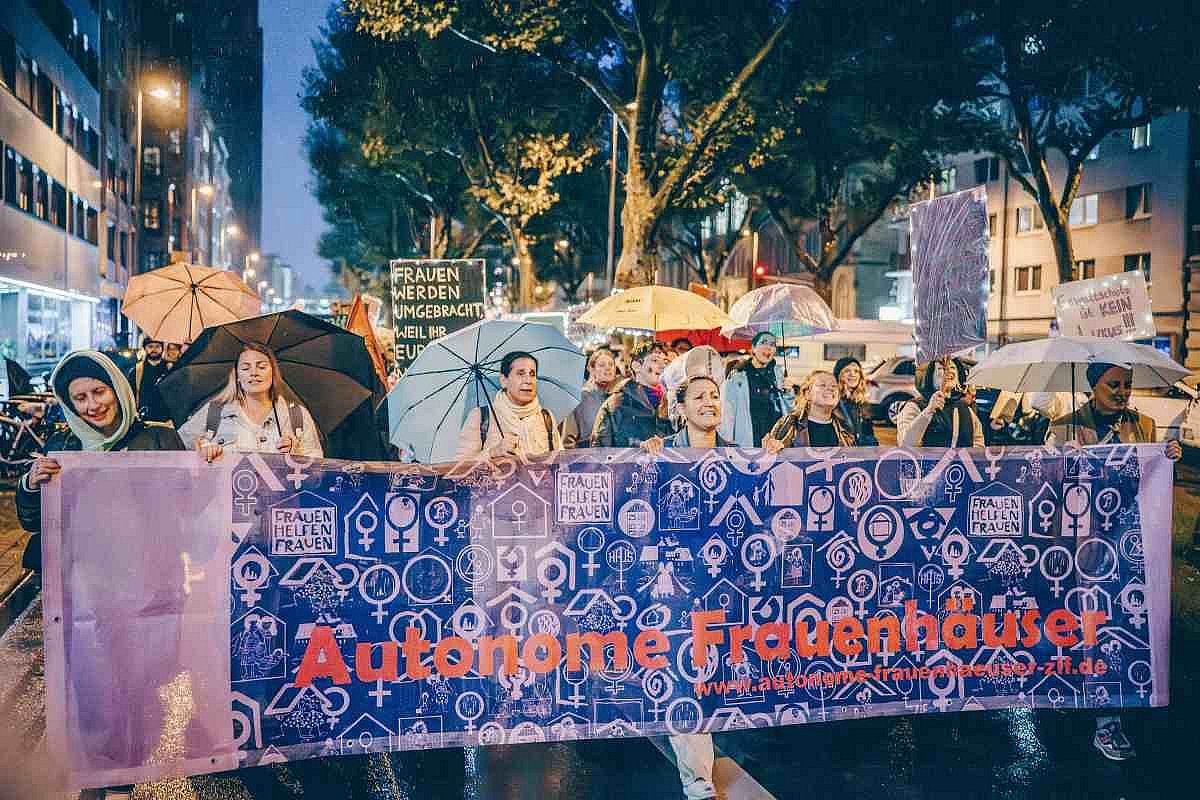 © Felix Kolbe / Mitglieder des Vereins Frauen helfen Frauen auf einer Demonstration für die Umsetzung des Gewalthilfegesetzes.