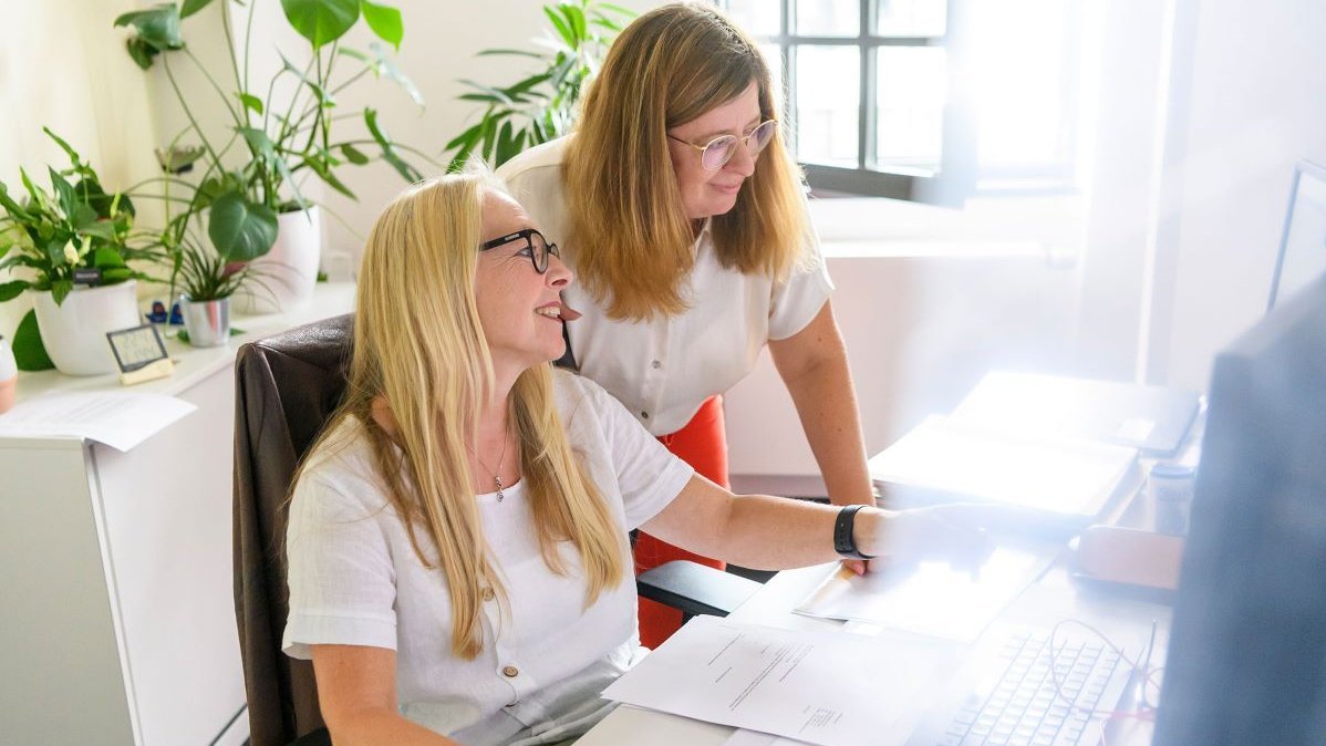 Factoring-Lösungen bei der SozialBank Zwei Damen am Schreibtisch