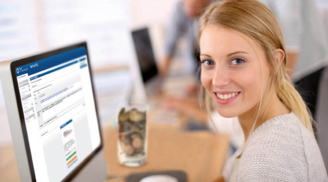 Eine junge Frau sitzt am Computer und schaut sich die Website der BFS an.