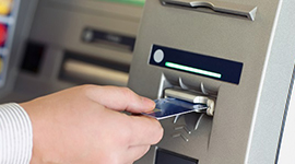 Bankkarte wird in den Geldautomat geführt